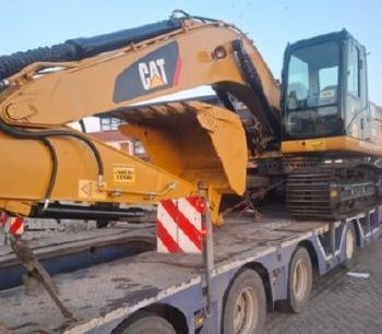 Pelle excavatrice Caterpillar sur porte-char